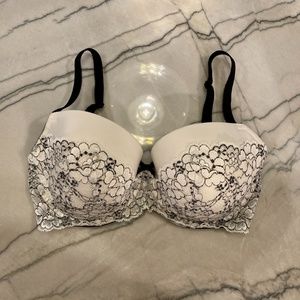 Victoria’s Secret Angel Bra Black and White Lace Size 32DDD